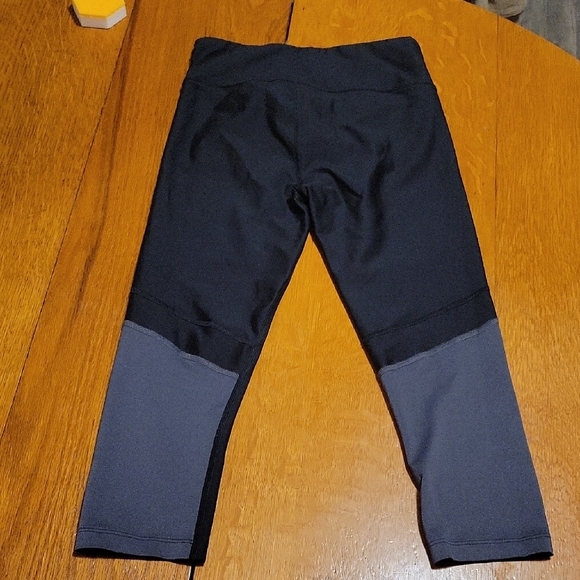 Under Armour Women's Black and Gray Leggings - Picture 4 of 4
